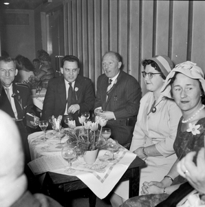 858588 Afbeelding van de aanwezigen bij de opening van het nieuwe N.S.-station Beverwijk te Beverwijk.